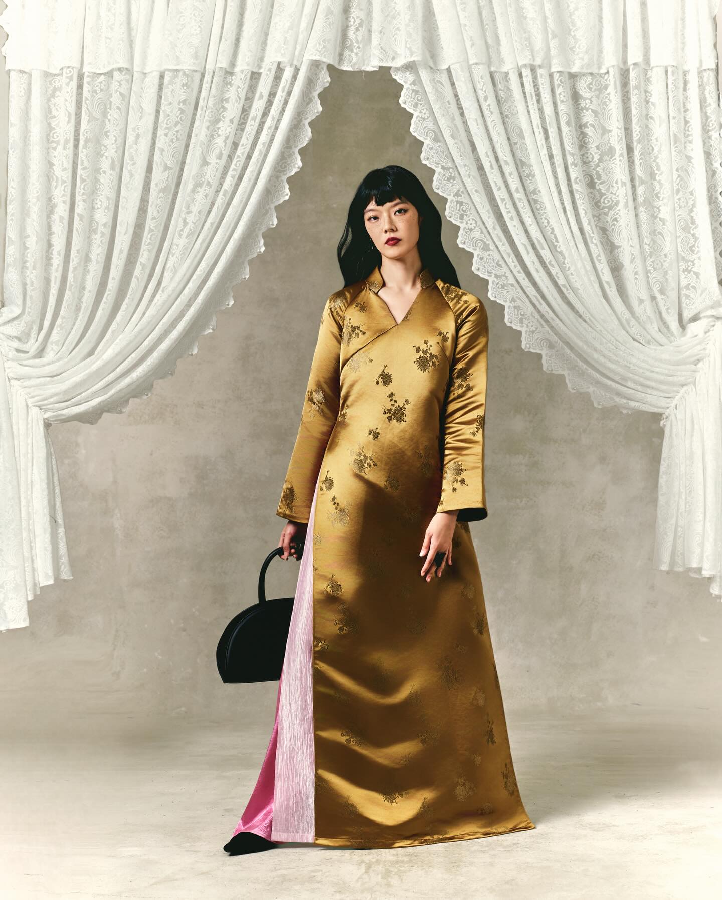 Vietnamese Ao Dai - Maison Mãn Anh Ao-dai Set – Brocade in Gold with v-neck - front view in silk in gold by H2B a la Mode