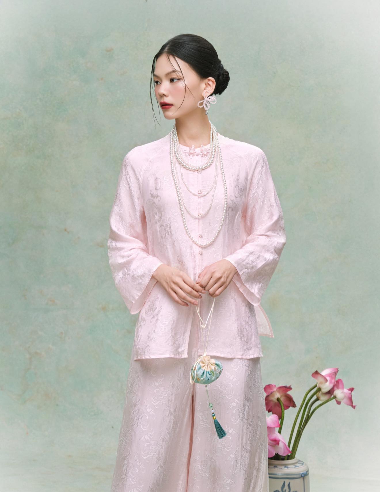 "Dong Dao" Bà-ba Set – Embellished Wormsilk in Light Pink