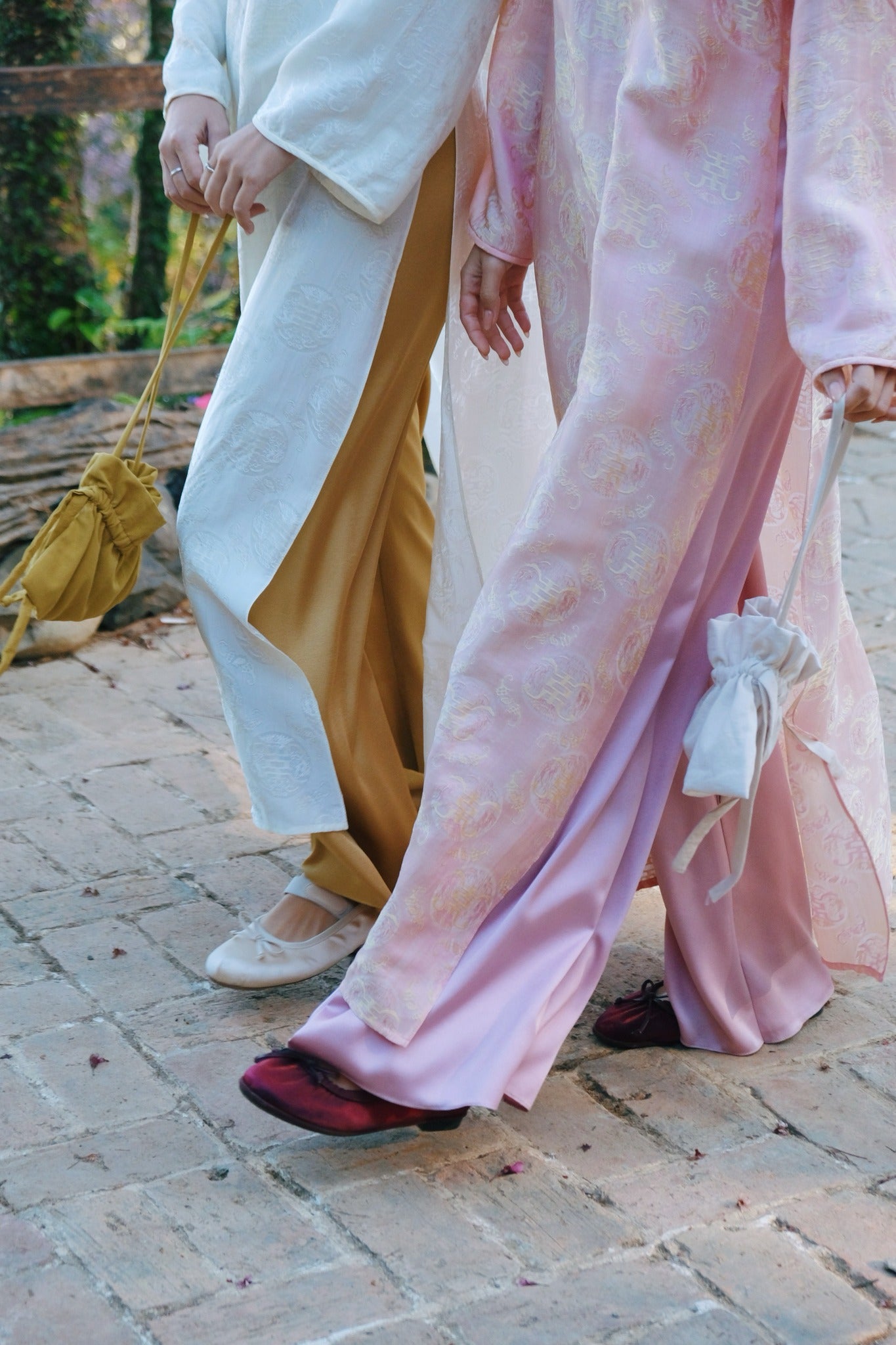 Vietnamese Ao Dai - Cầm Ao-dai Set – Wormsilk with scarf in Pink Blush - detail close-up in pink by Co Lau
