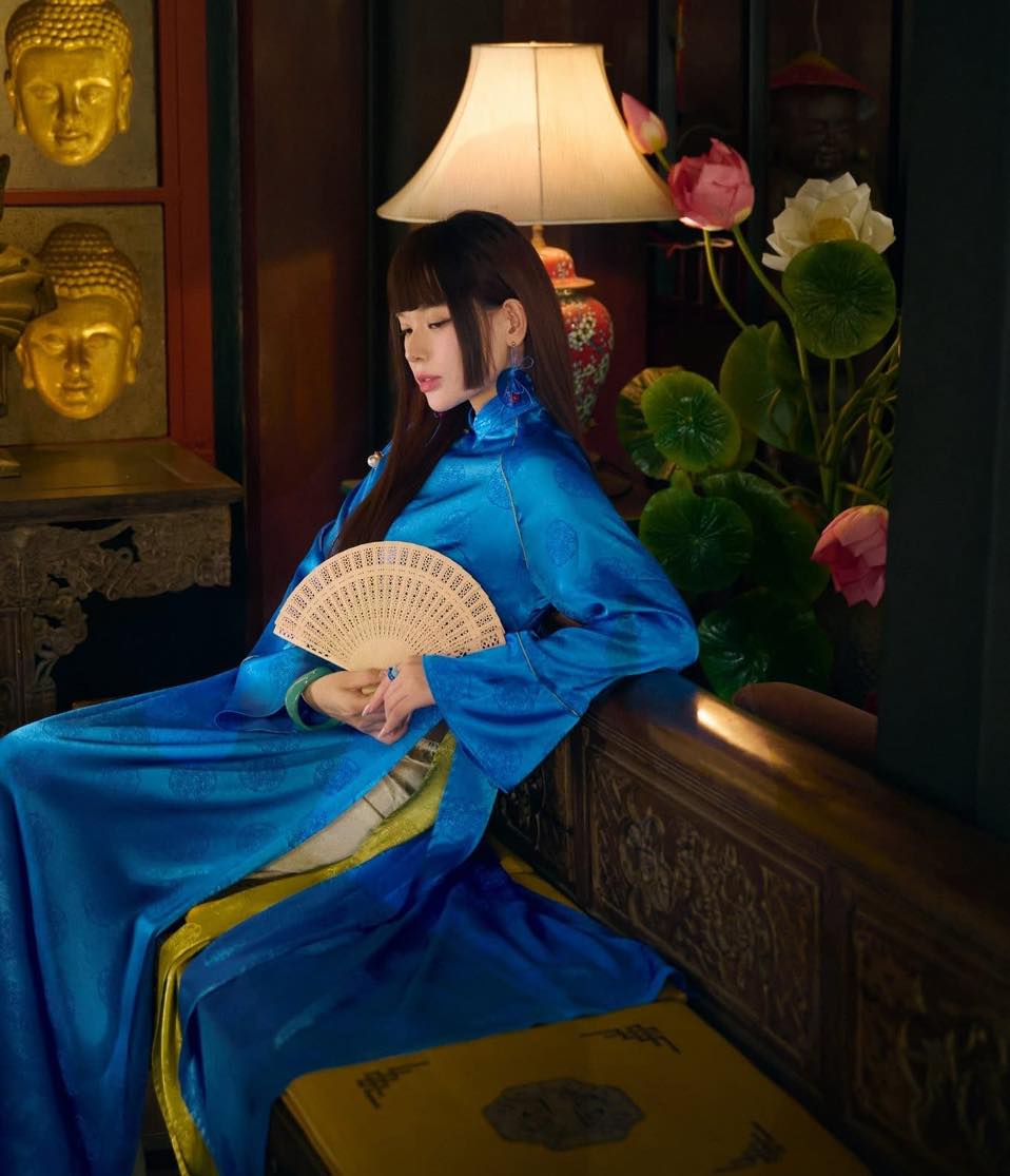 Giao Y Ao-dai Set – Double-Panelled Silk with Pleated Collar in Celestial Azure - styled presentation by H2B a la Mode