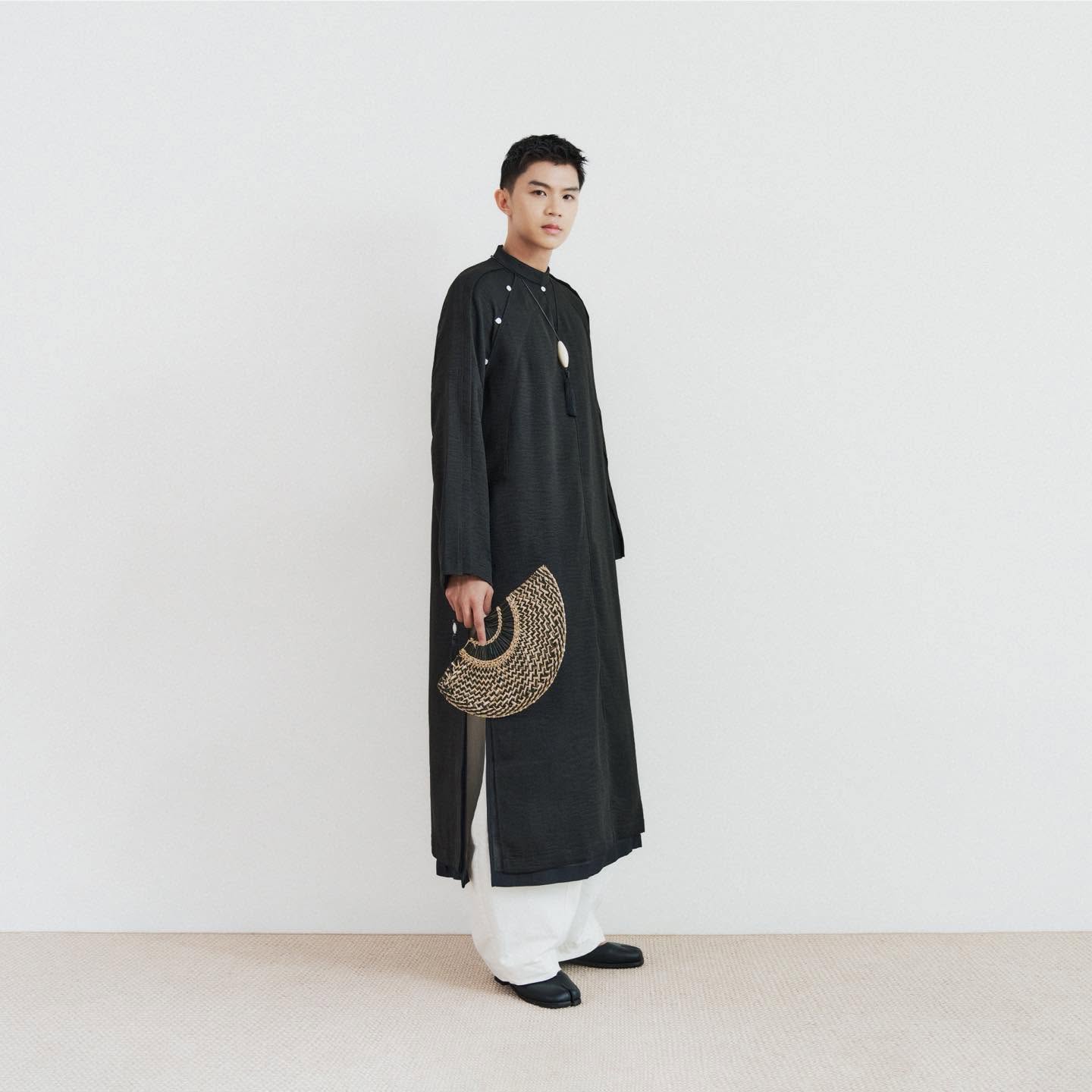 "Mun" Men’s Áo Dài Top - Raw-linen in Noir