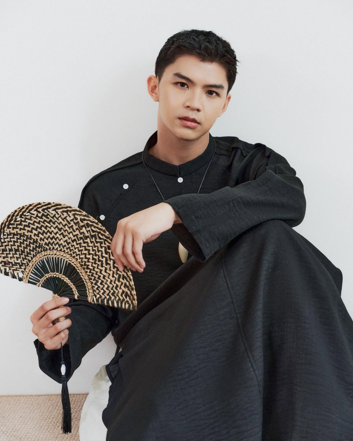 "Mun" Men’s Áo Dài Top - Raw-linen in Noir