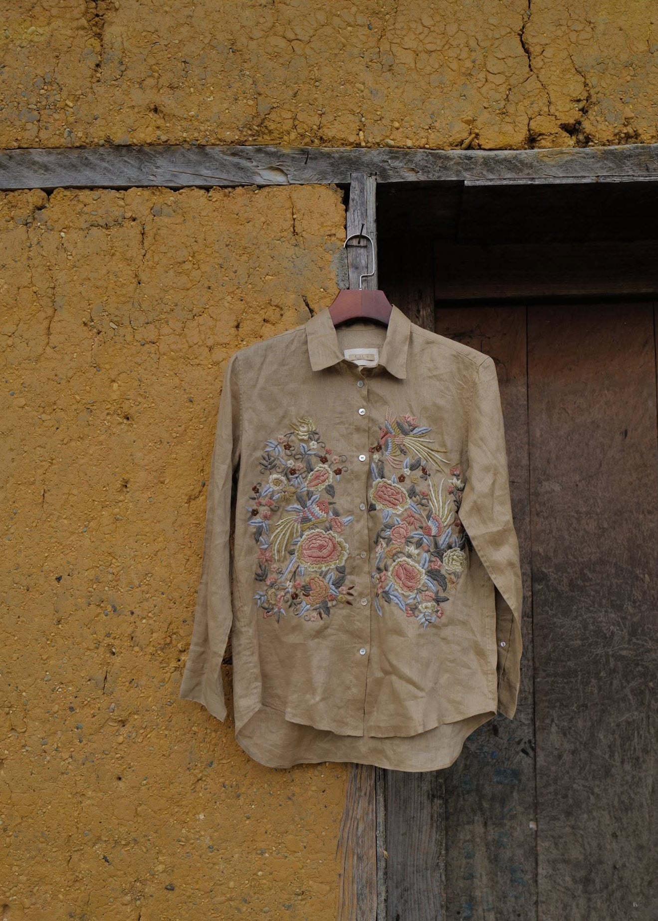 "Sequoia" - Embroidered Linen shirt in Sahara Sand