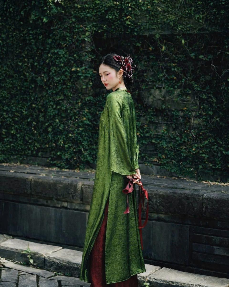 "Luc Uyen" Ao Dai Set in Metallic Green with Red Metallic Pants [Modern cut]
