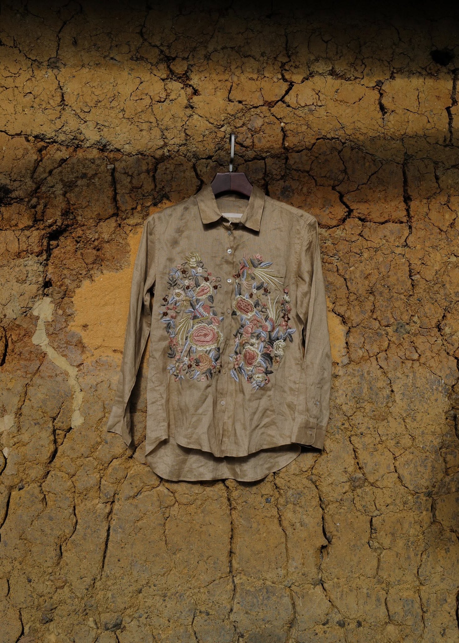 "Sequoia" - Embroidered Linen shirt in Sahara Sand