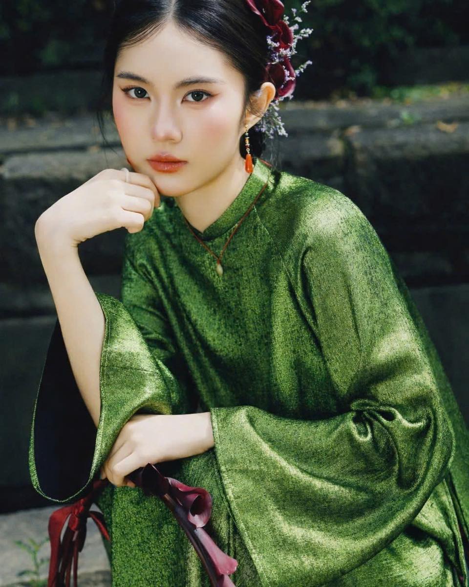 "Luc Uyen" Ao Dai Set in Metallic Green with Red Metallic Pants [Modern cut]