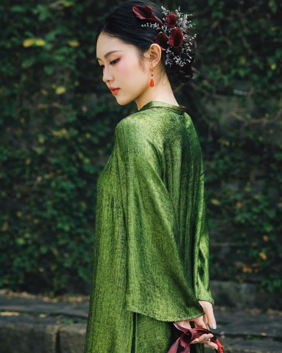 "Luc Uyen" Ao Dai Set in Metallic Green with Red Metallic Pants [Modern cut]