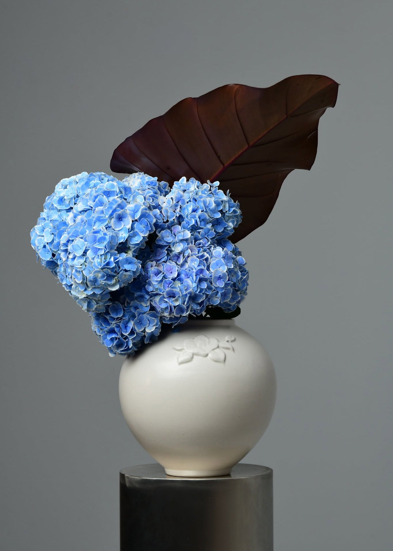 “Moon Camellia” Vase – Handcrafted Bát Tràng Ceramic Vase in White