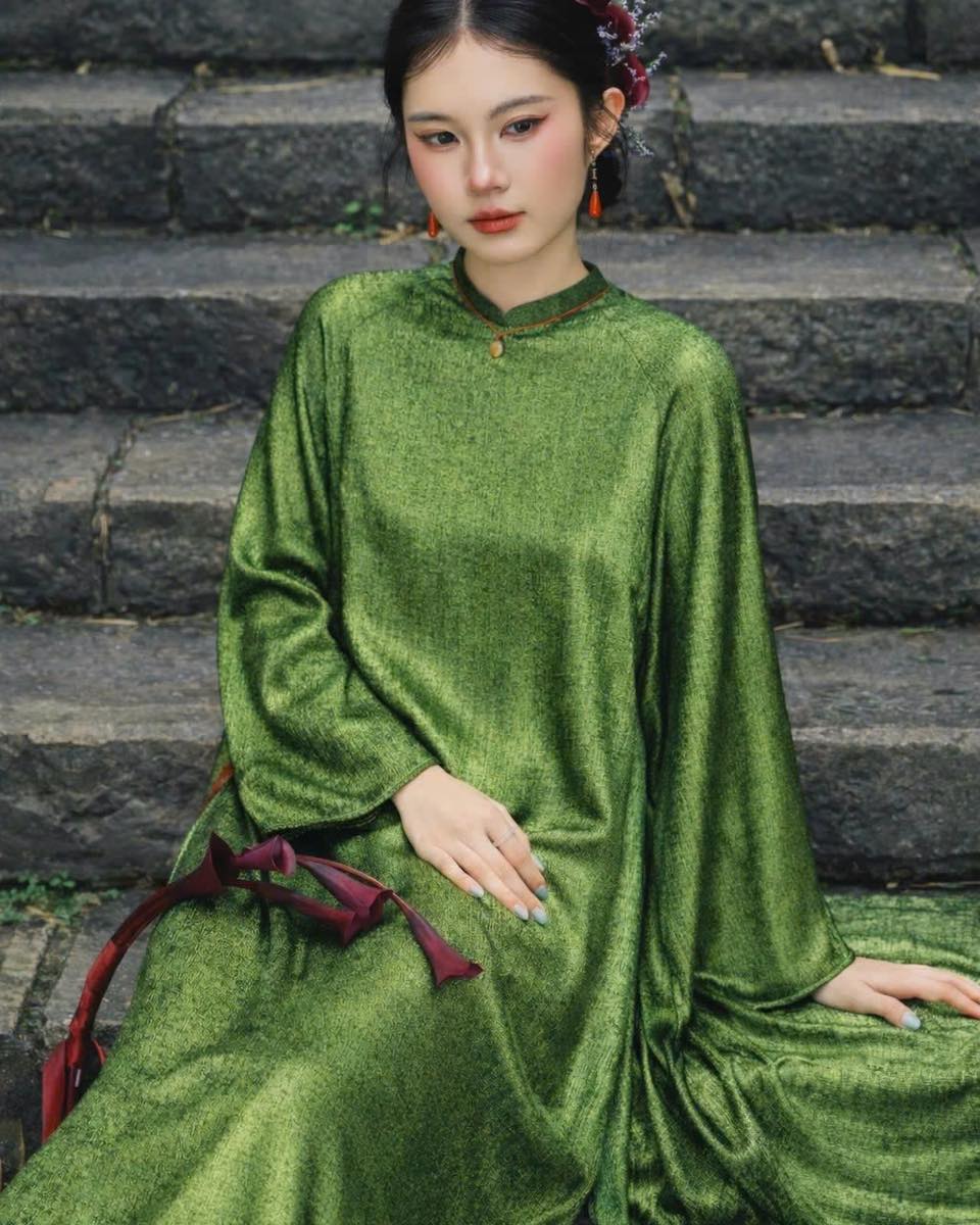 "Luc Uyen" Ao Dai Set in Metallic Green with Red Metallic Pants [Modern cut]