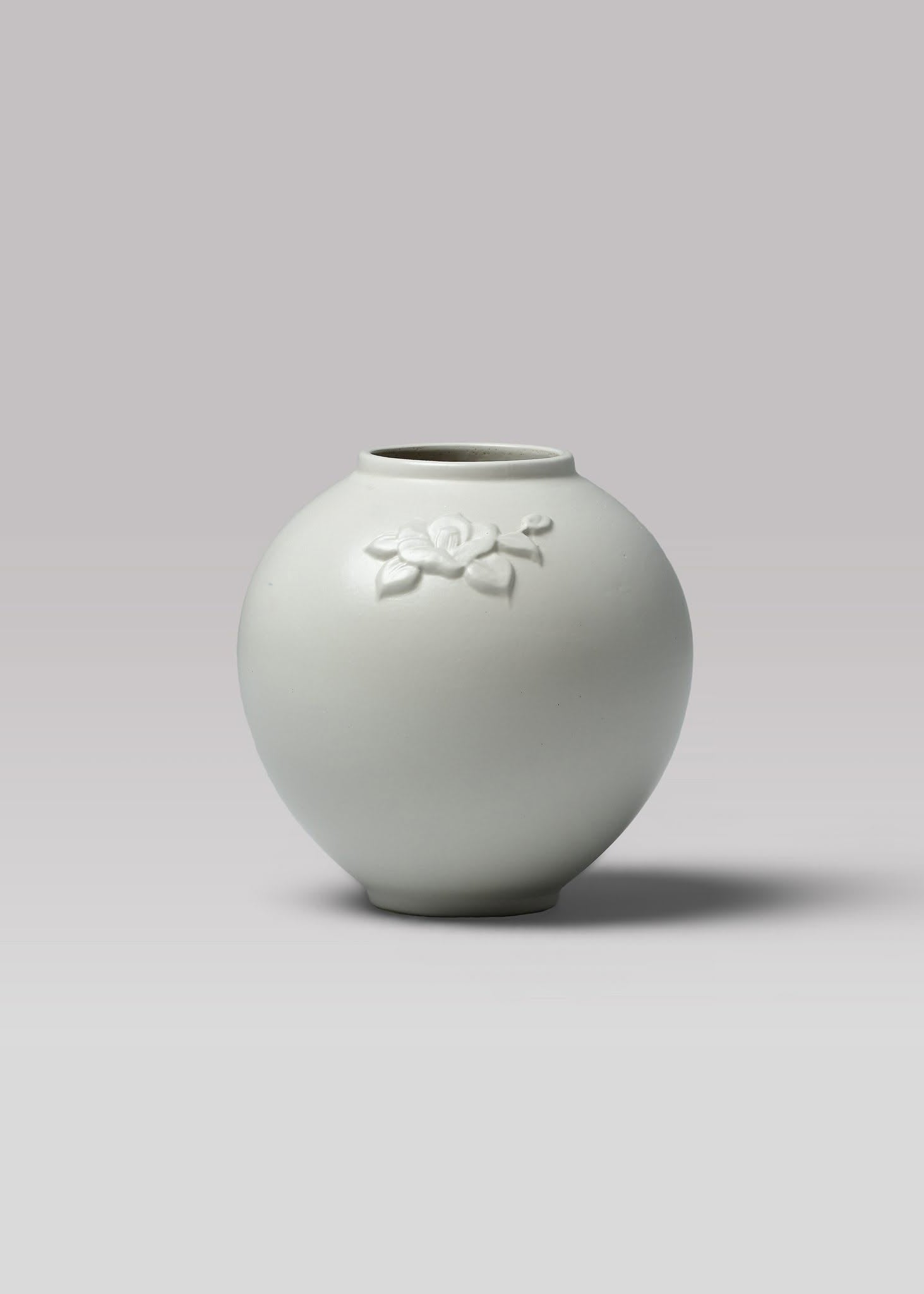 “Moon Camellia” Vase – Handcrafted Bát Tràng Ceramic Vase in White