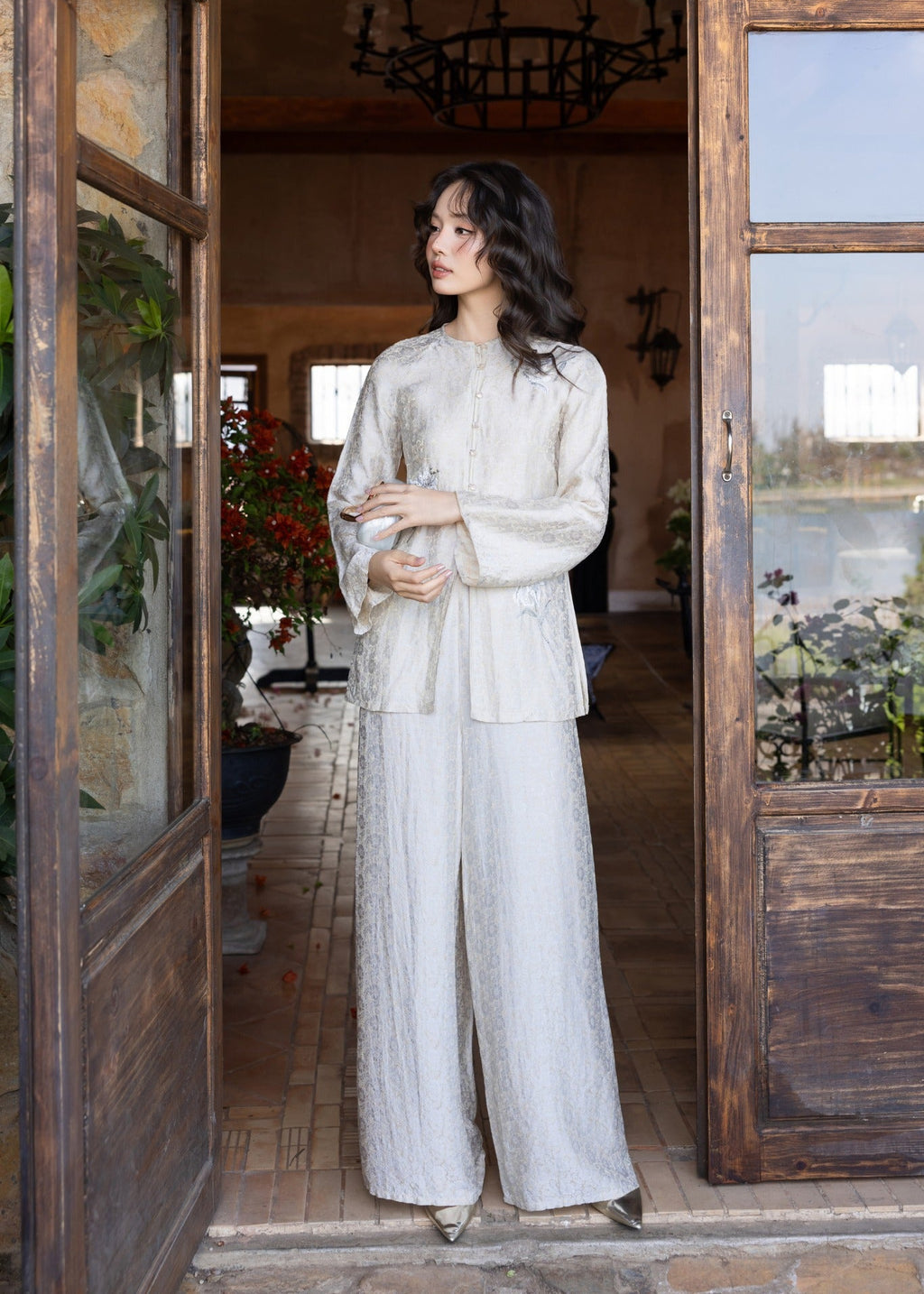 “Yên Ninh” Ba-ba Set – Hand-Embroidered Wormsilk in Golden Moonstone