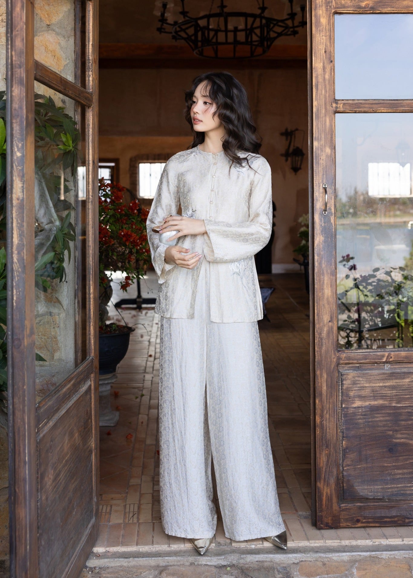 “Yên Ninh” Ba-ba Set – Hand-Embroidered Wormsilk in Golden Moonstone