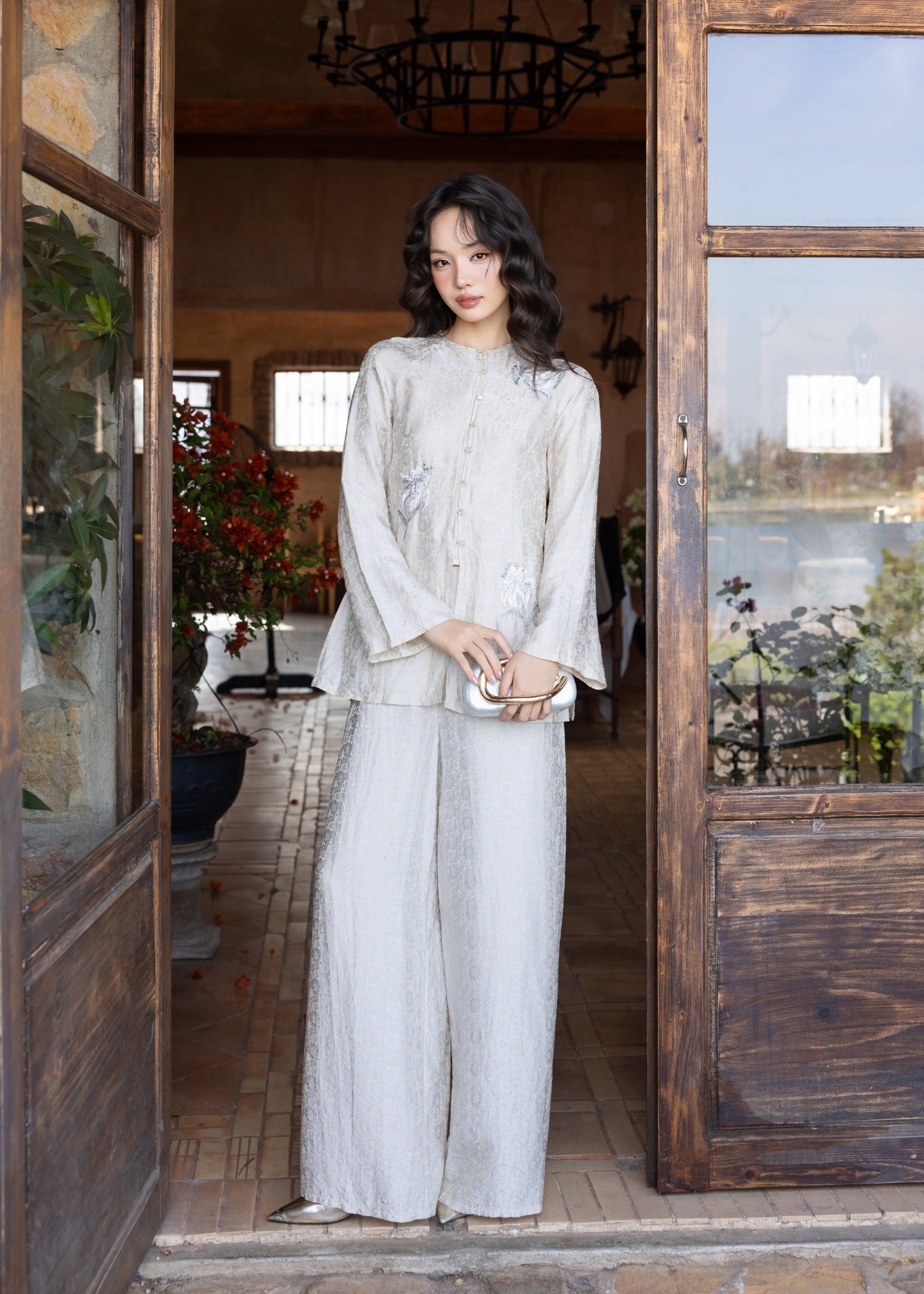 “Yên Ninh” Ba-ba Set – Hand-Embroidered Wormsilk in Golden Moonstone