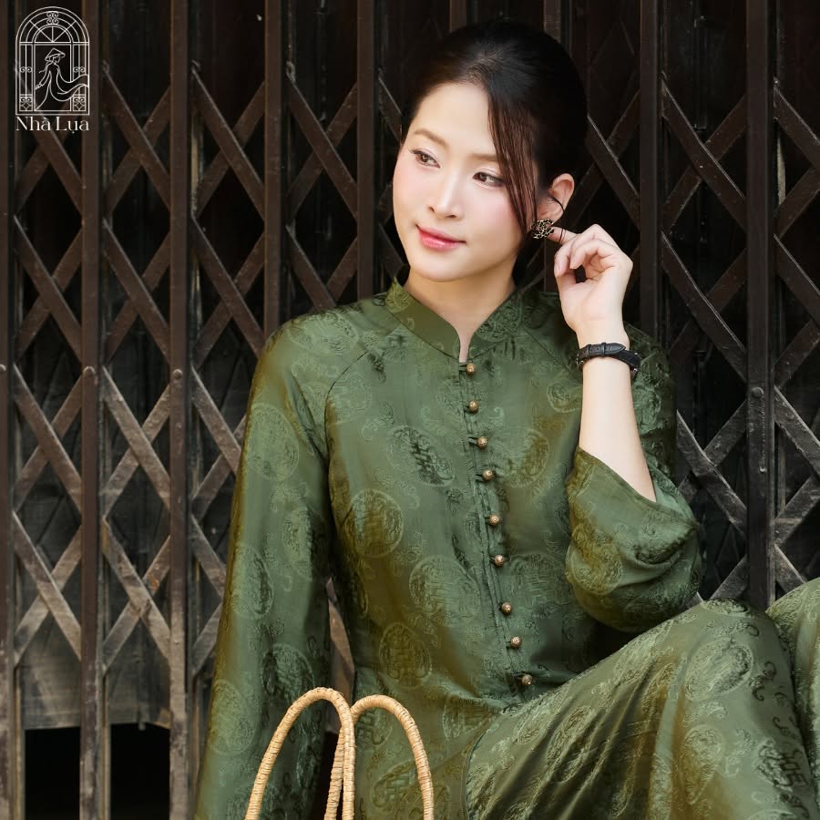 “Mộc Trầm” – Lộc Thọ Wormsilk Ba Ba Set in Forest Jade
