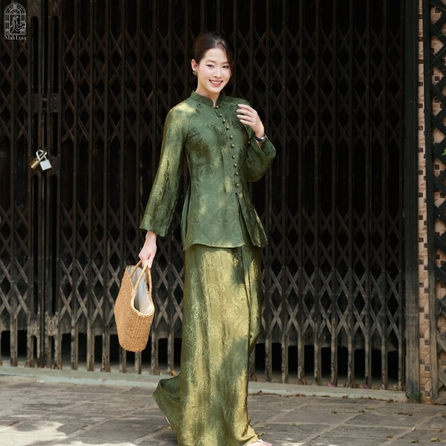 “Mộc Trầm” – Lộc Thọ Wormsilk Ba Ba Set in Forest Jade