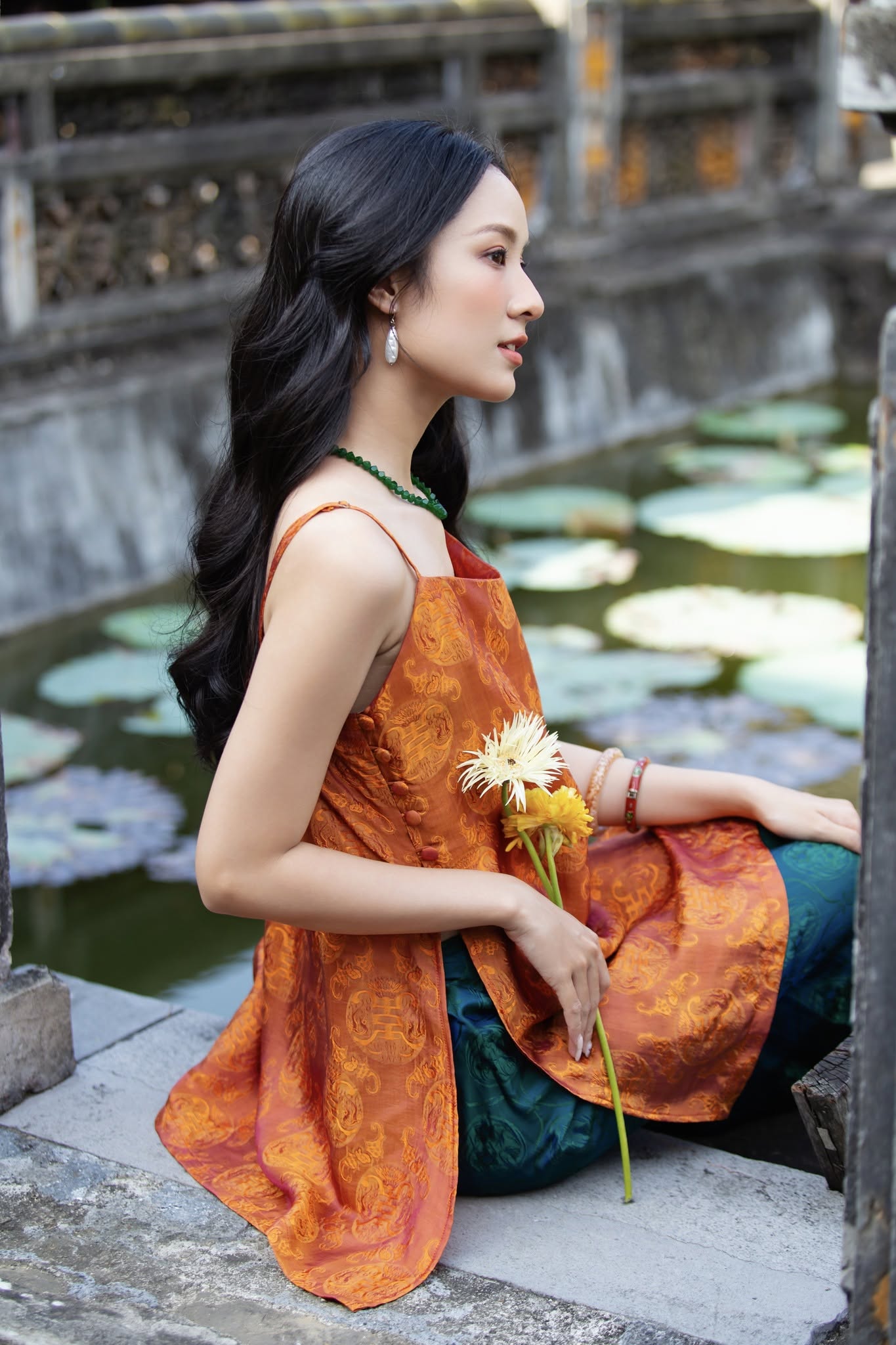 “Ngọc Ngà” Cami Set – Wormsilk in Sunset Amber with Deep Green Pants