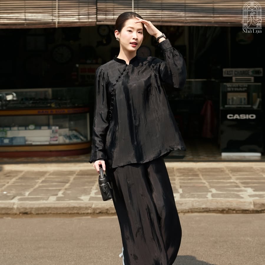 “Huyền Chi” Ba-ba Set – Lotus Patterned Wormsilk in Midnight Black