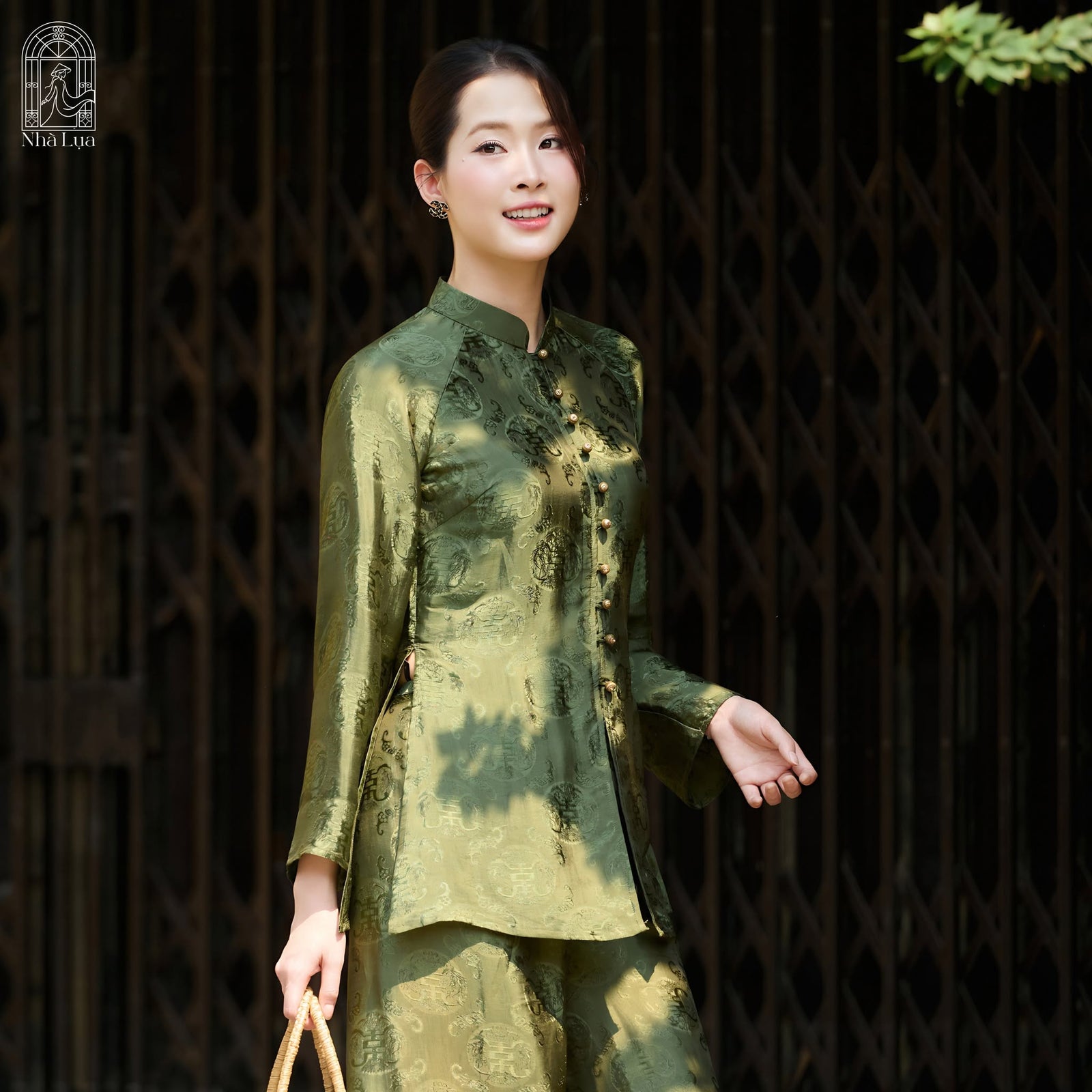 “Mộc Trầm” – Lộc Thọ Wormsilk Ba Ba Set in Forest Jade