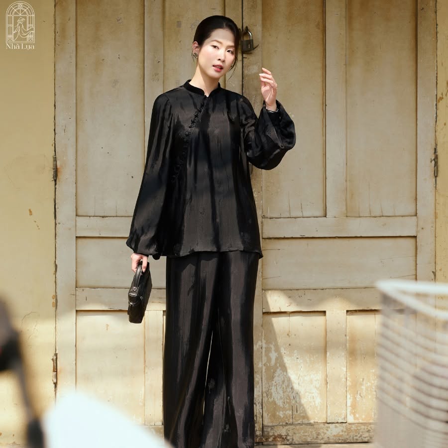 “Huyền Chi” Ba-ba Set – Lotus Patterned Wormsilk in Midnight Black
