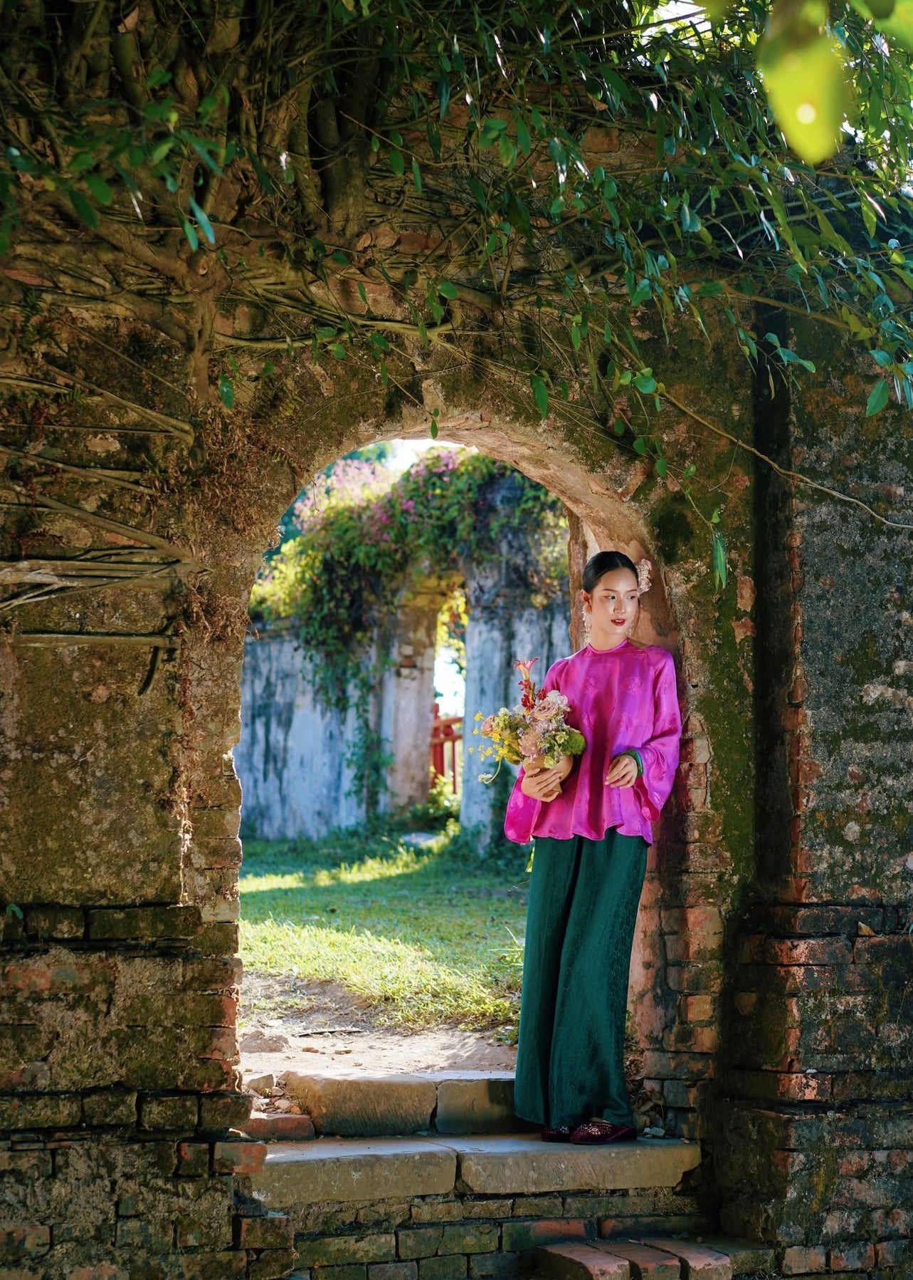 “Thuý Ngạn” Set – Wormsilk haltered-neck set in Peony Pink and Deep Forest