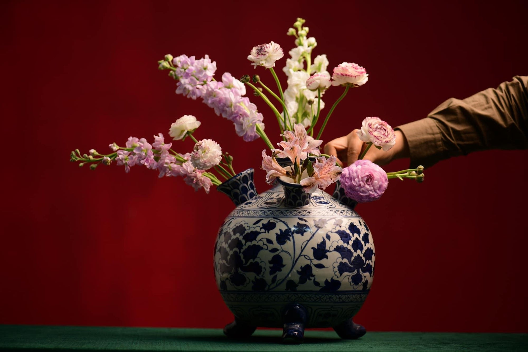 "Bat Trang ceramics 5-bulb Tulipiere Vase in blue and white with traditional floral patterns"