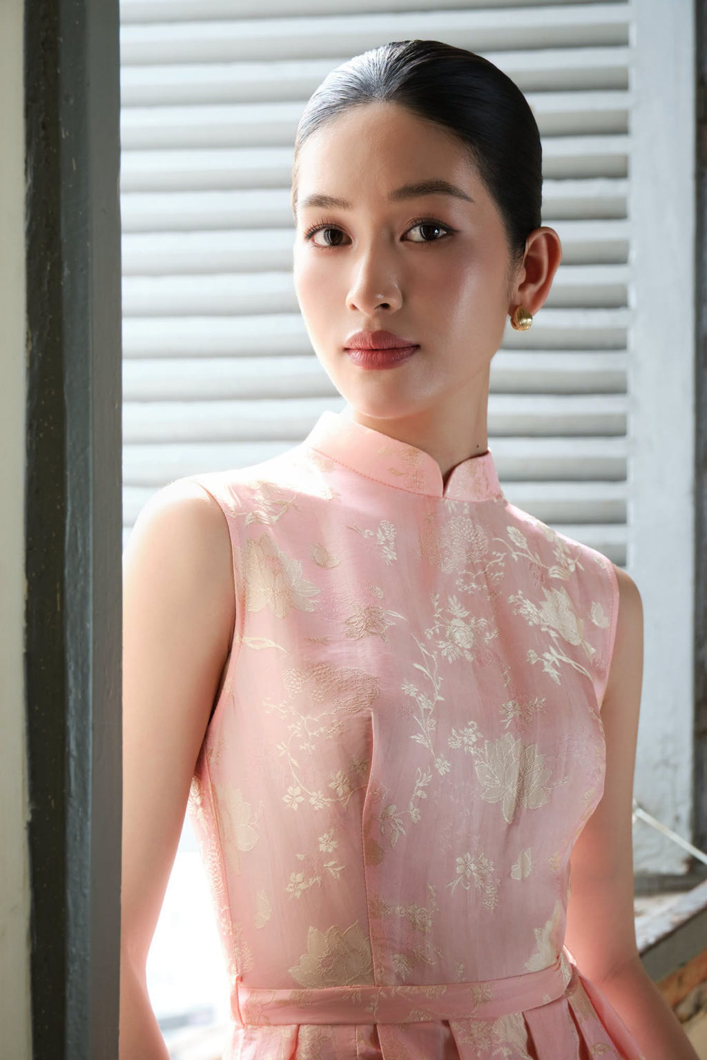“Celeste” Short-sleeve Dress – Lotus Jacquard womsilk Dress in Moonlight Silver