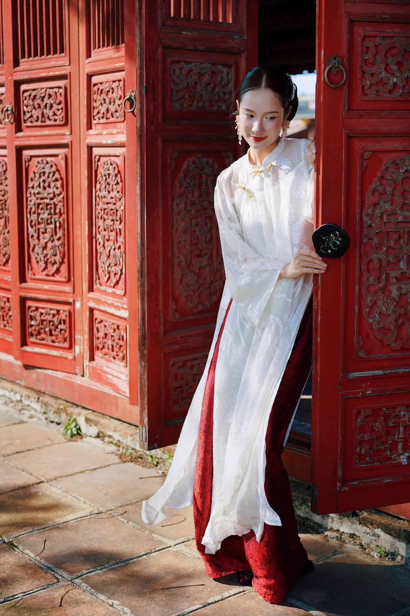 “Mẫu Đơn” 5-panel Ao-dai Set - Peony-patterned Rayon-lace in Ivory with red pants