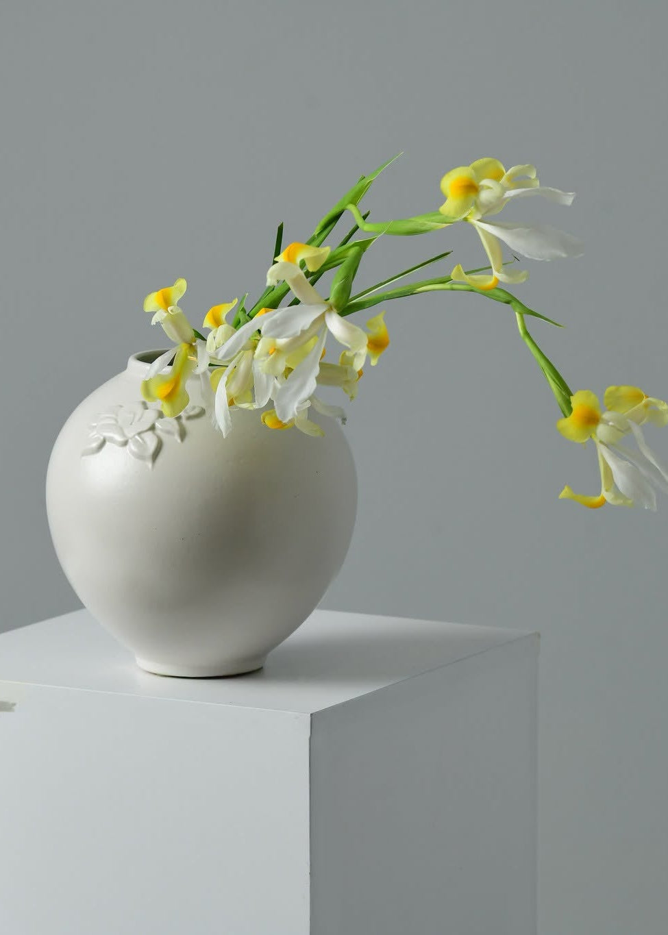“Moon Camellia” Vase – Handcrafted Bát Tràng Ceramic Vase in White