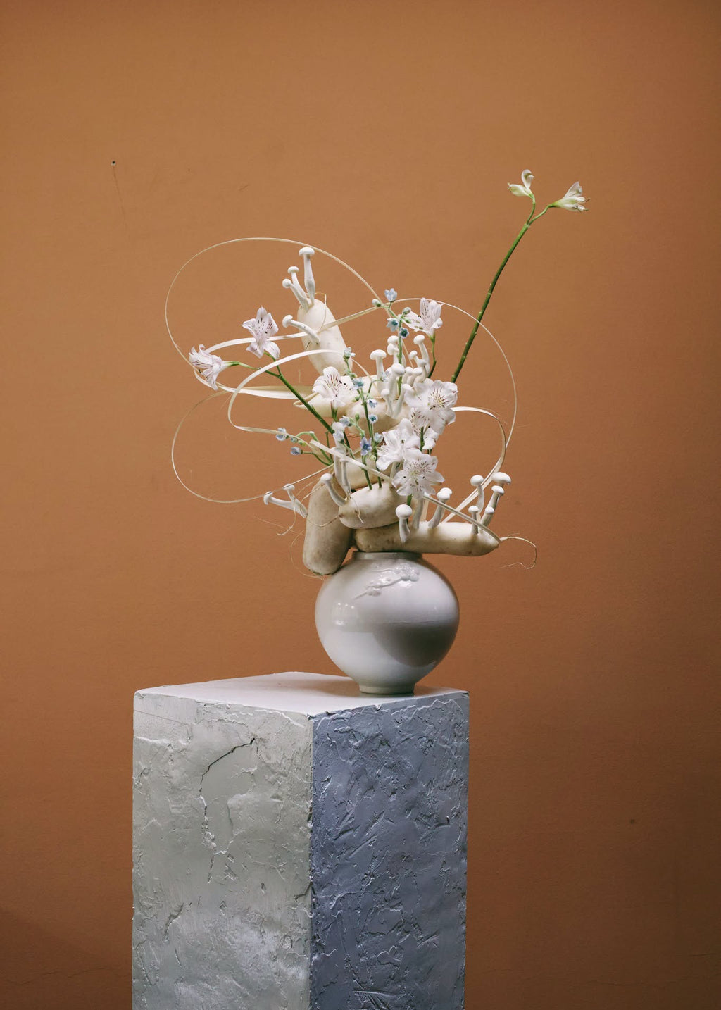 “Moon Camellia” Vase – Handcrafted Bát Tràng Ceramic Vase in White