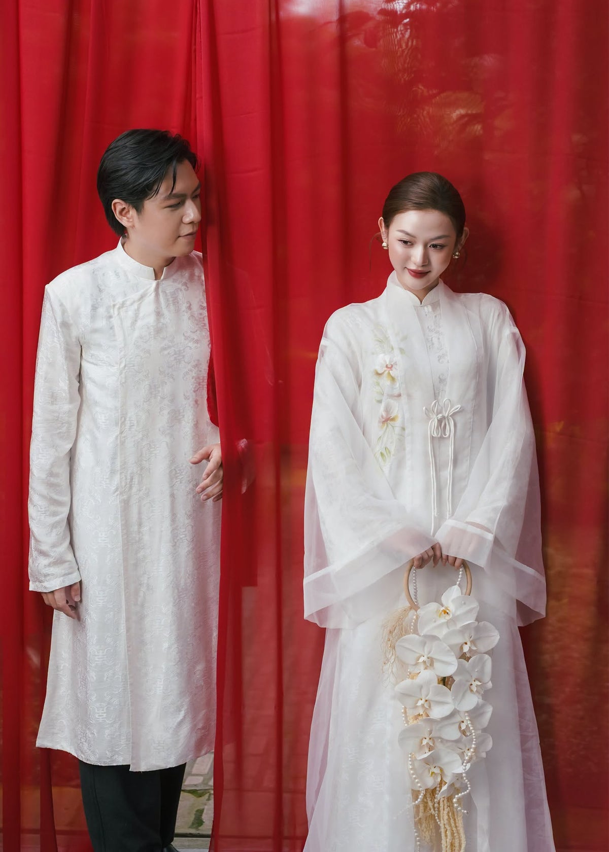 “Lan Ngoc” Wedding Áo Dài Set with Cloack – Embroidered wormsilk in Ivory Garden