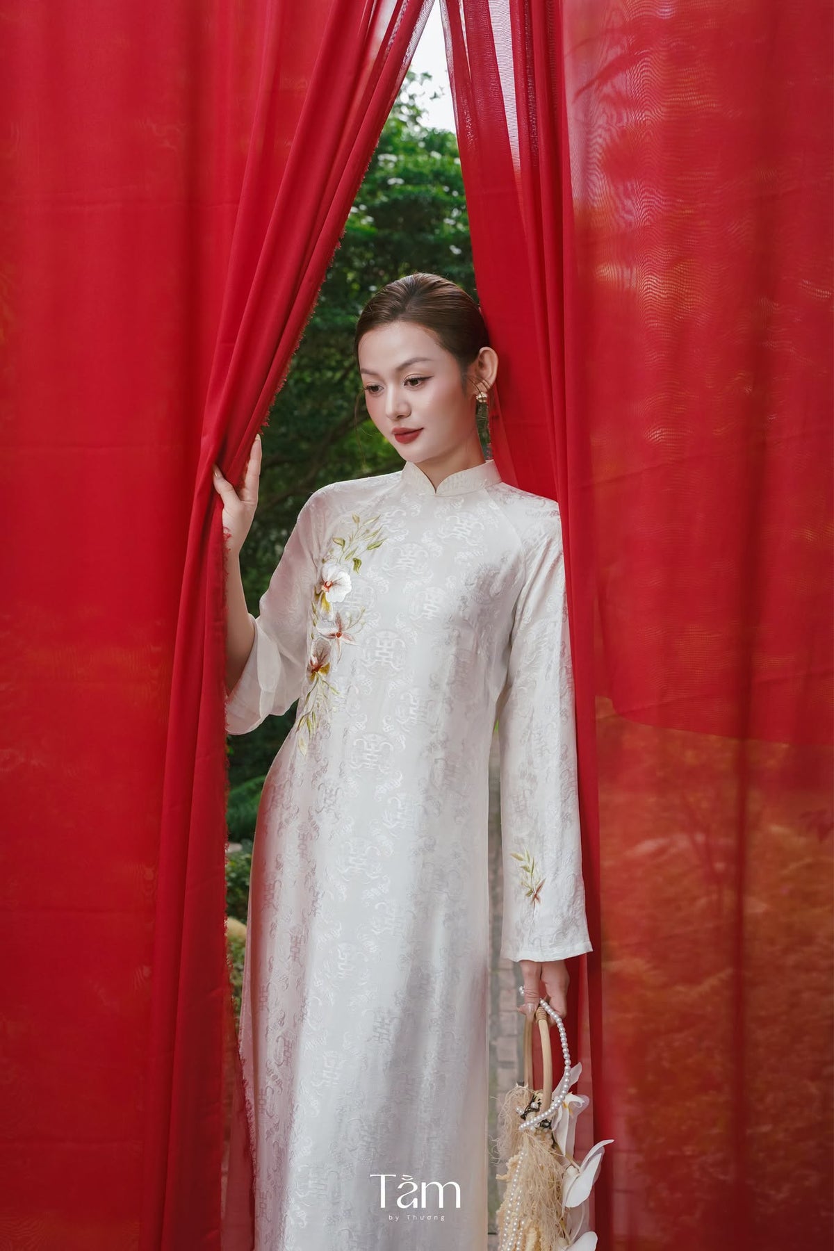 “Lan Ngoc” Wedding Áo Dài Set with Cloack – Embroidered wormsilk in Ivory Garden