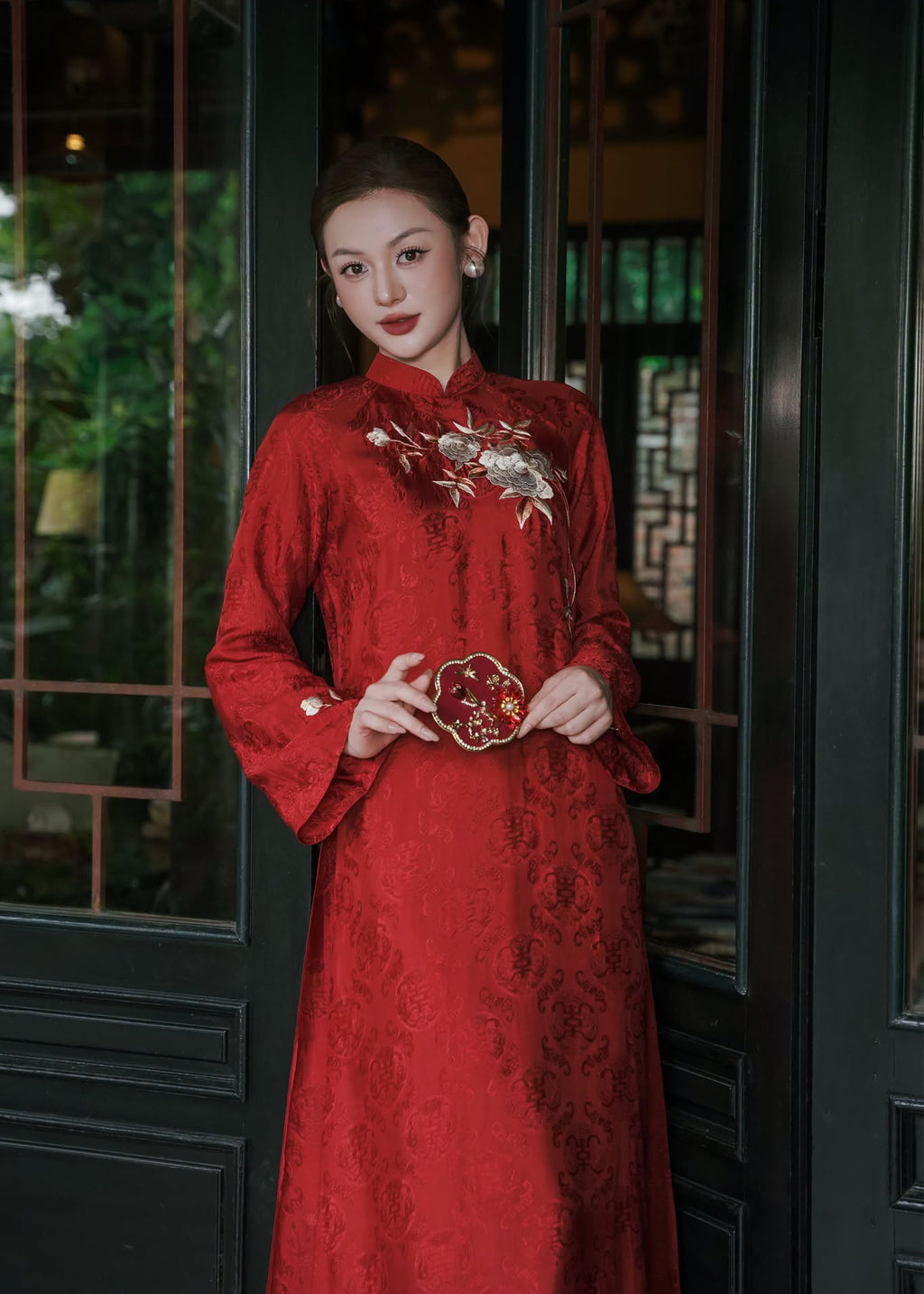 “Nghien Hoa” Wedding Áo Dài Set with Cloak – Wormsilk & Organza in Auspicious Red