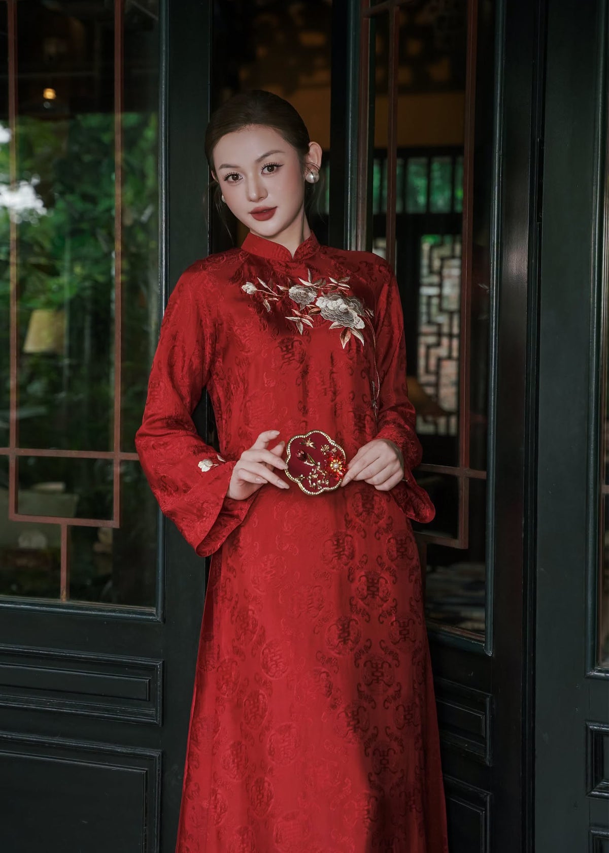 “Nghien Hoa” Wedding Áo Dài Set with Cloak – Wormsilk & Organza in Auspicious Red