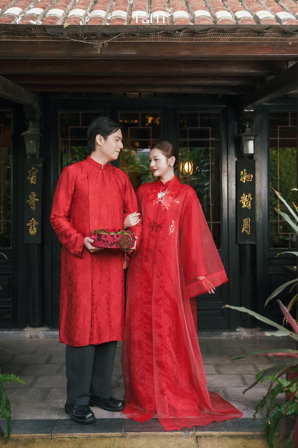 “Nghien Hoa” Wedding Áo Dài Set with Cloak – Wormsilk & Organza in Auspicious Red