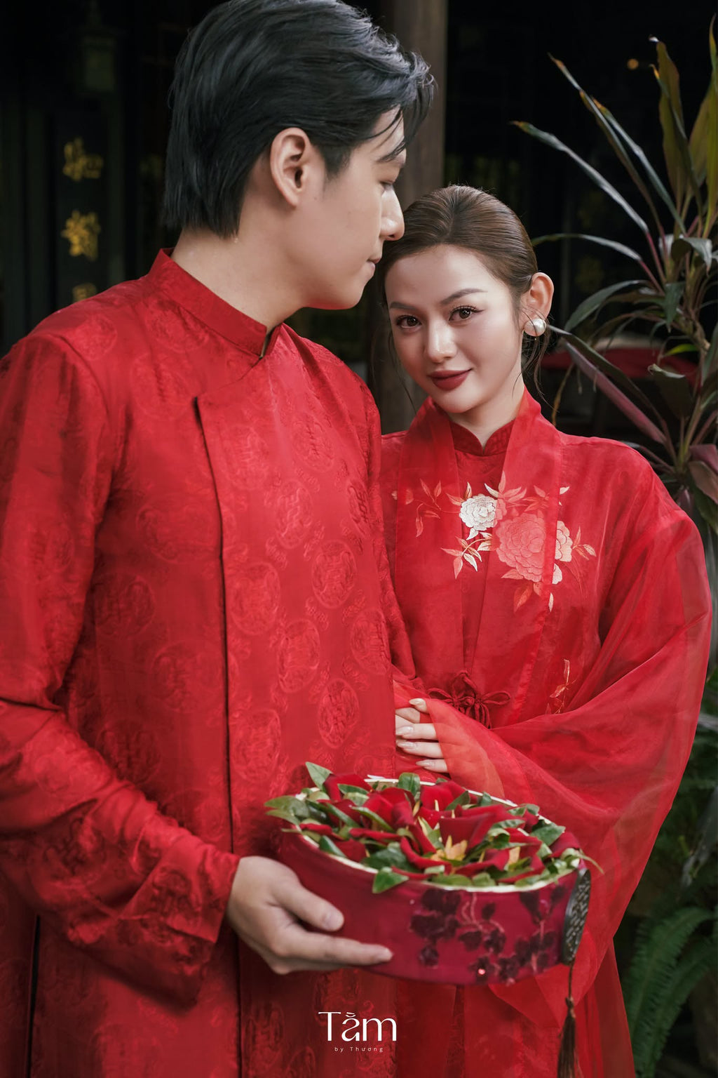 “Nghien Hoa” Wedding Áo Dài Set with Cloak – Wormsilk & Organza in Auspicious Red