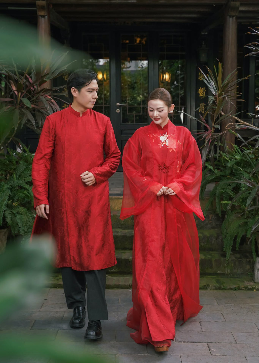“Nghien Hoa” Wedding Áo Dài Set with Cloak – Wormsilk & Organza in Auspicious Red