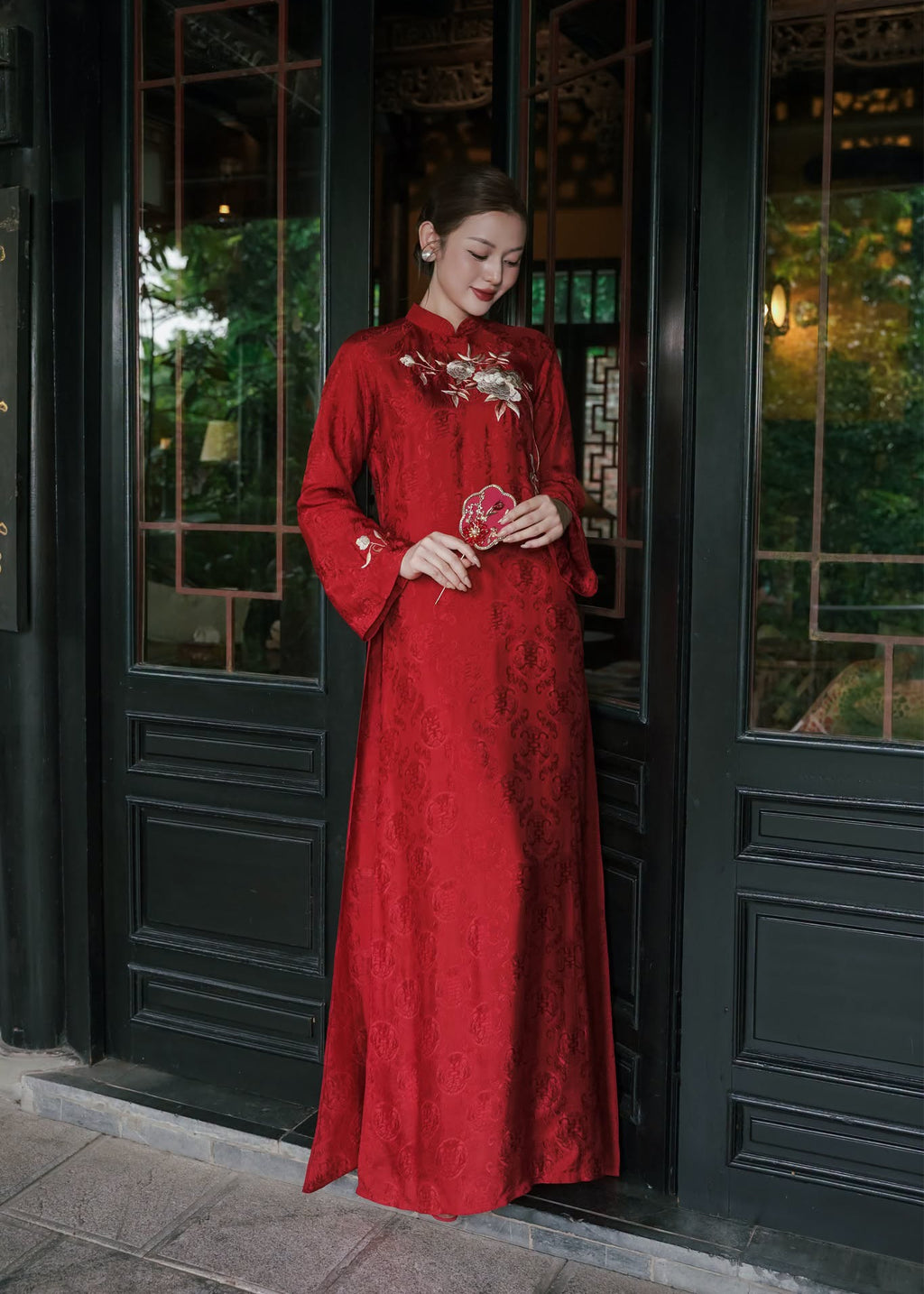 “Nghien Hoa” Wedding Áo Dài Set with Cloak – Wormsilk & Organza in Auspicious Red