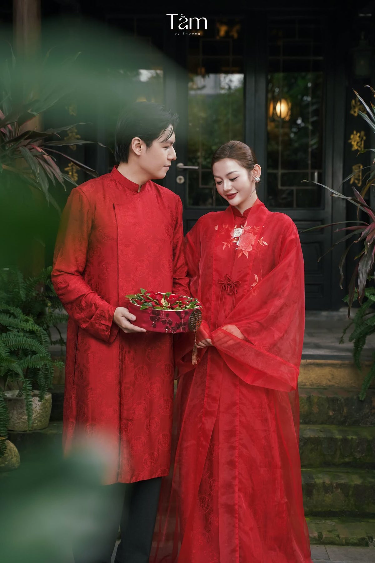 “Nghien Hoa” Wedding Áo Dài Set with Cloak – Wormsilk & Organza in Auspicious Red