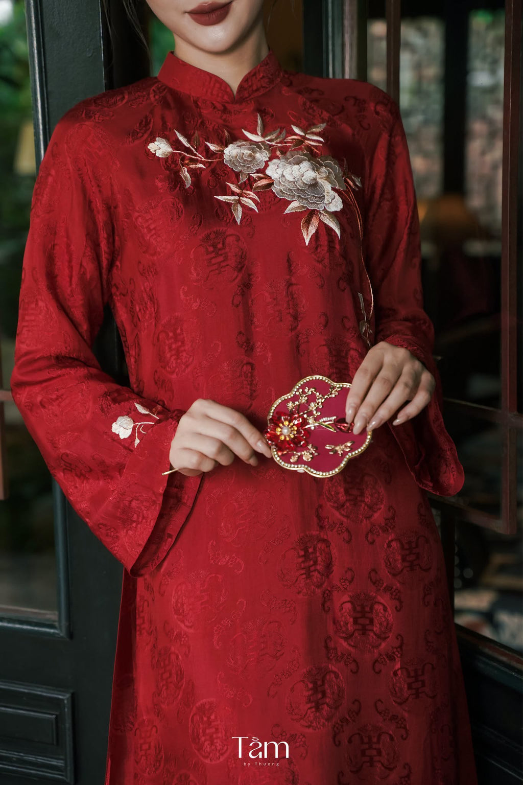 “Nghien Hoa” Wedding Áo Dài Set with Cloak – Wormsilk & Organza in Auspicious Red