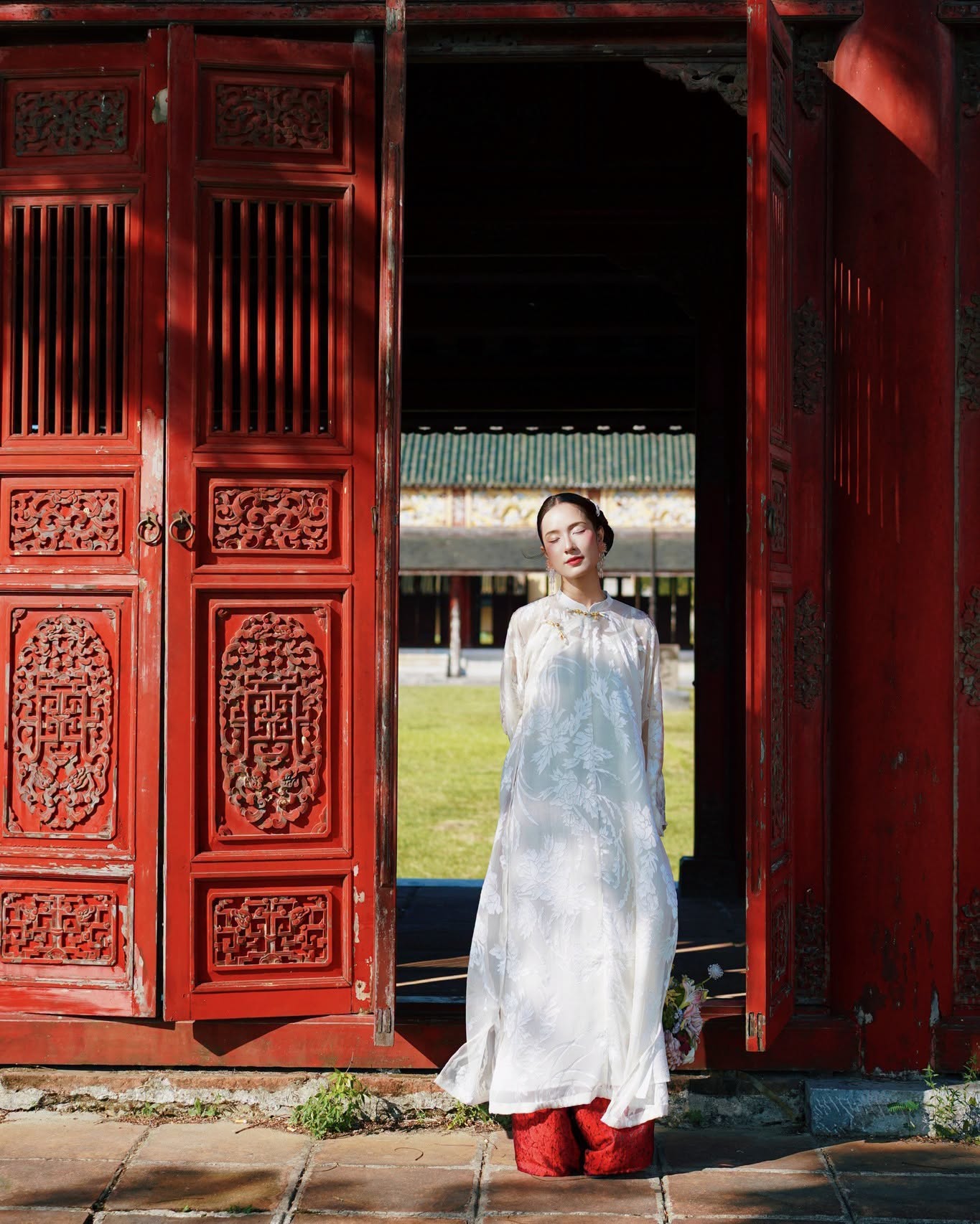 “Mẫu Đơn” 5-panel Ao-dai Set - Peony-patterned Rayon-lace in Ivory with red pants