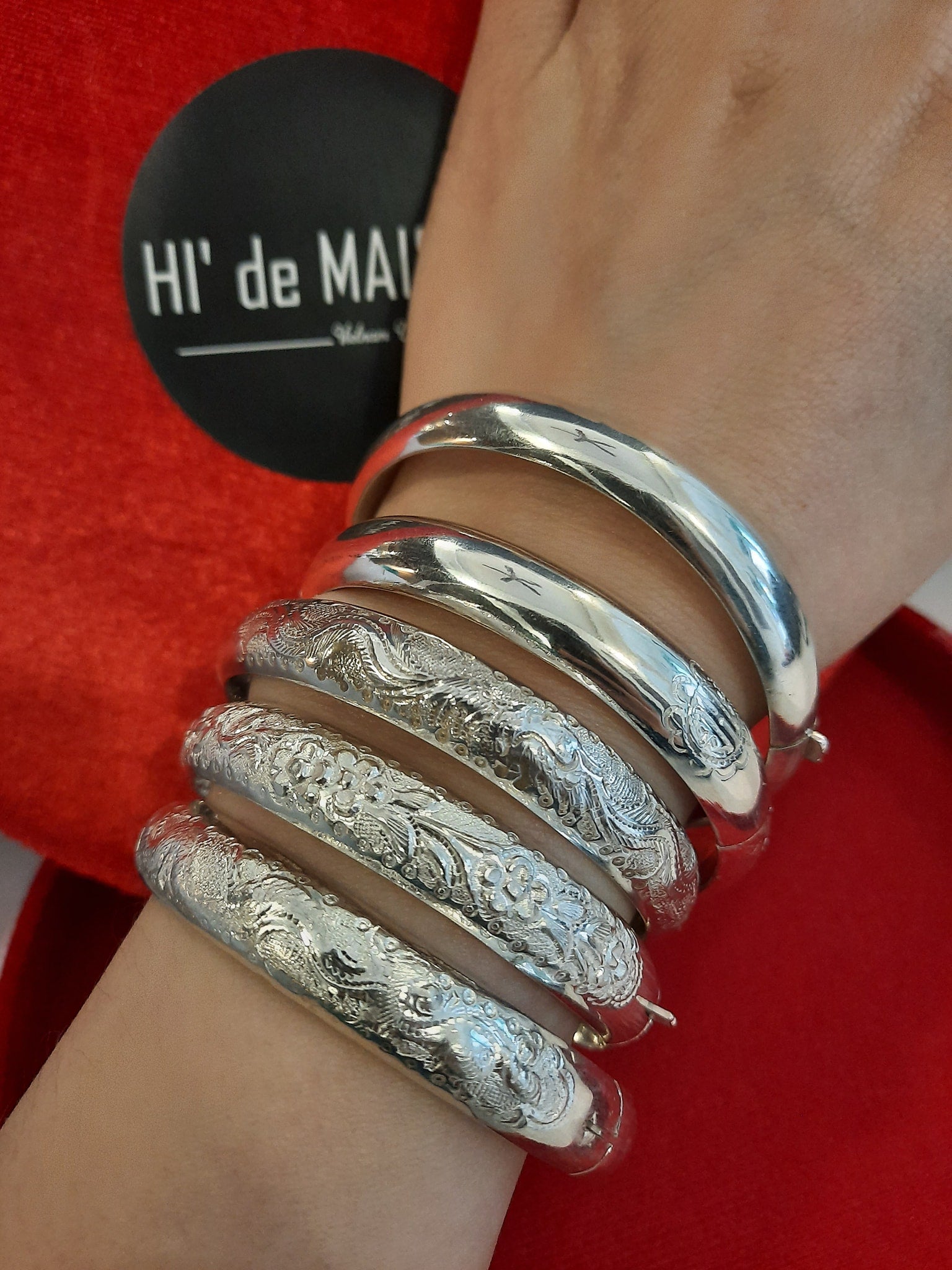 Long Ẩn Bangle – The Hidden Dragon Bangle - detail close-up in silver by HI de Maison