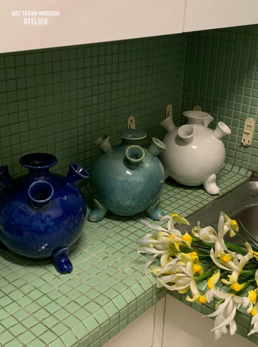 Vietnamese Lacquer - Bat Trang ceramics - 5-bulb Tulipiere Vase - front view in blue, green, white by Bat-trang