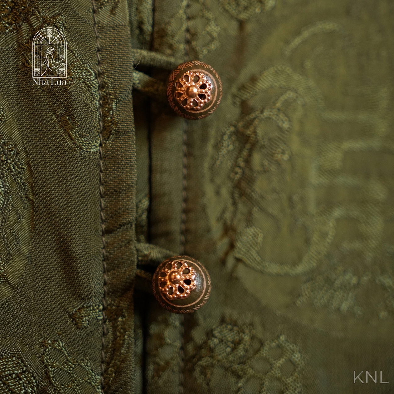 “Mộc Trầm” – Lộc Thọ Wormsilk Ba Ba Set in Forest Jade