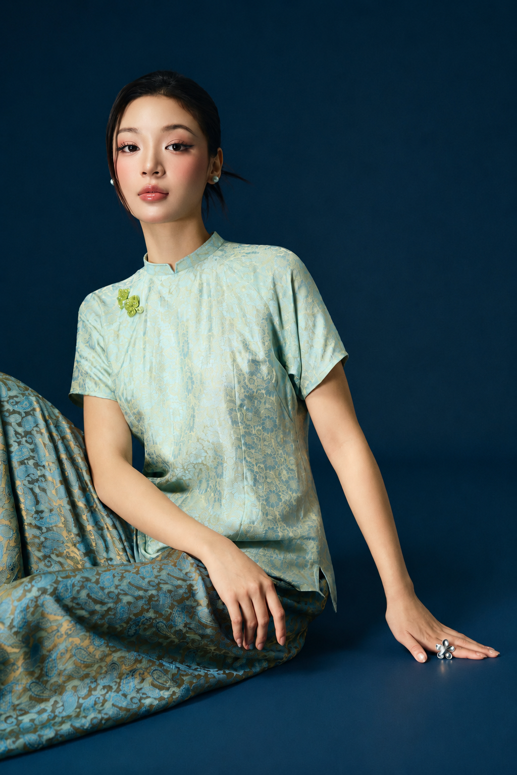 “Mộc Nhiên” Set – Modernized Áo Ngắn in Celadon Worm Silk