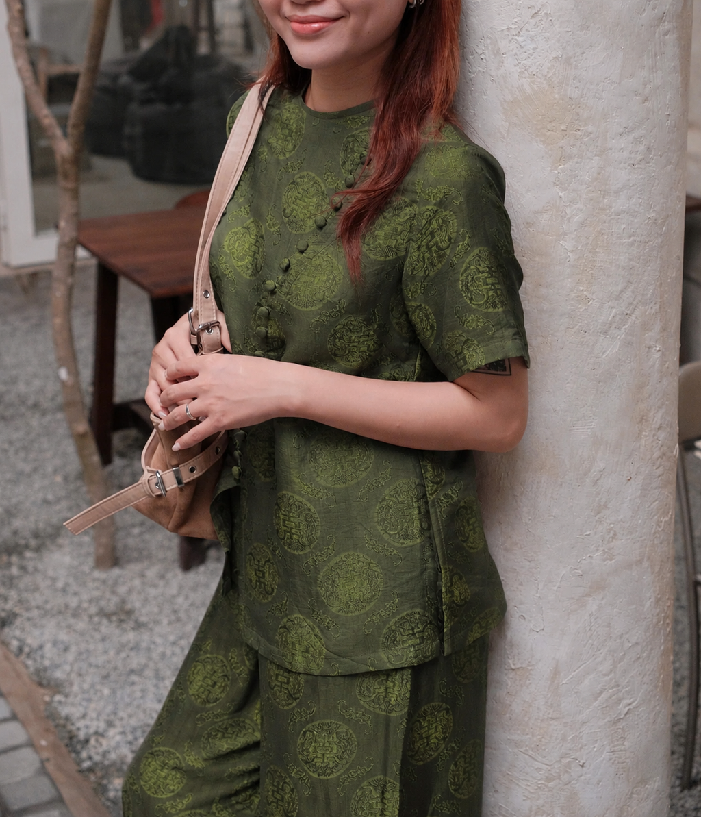 “Diagonal Grace” Ao-Ngan Set – Short-sleeve Worm Silk in Moss Green