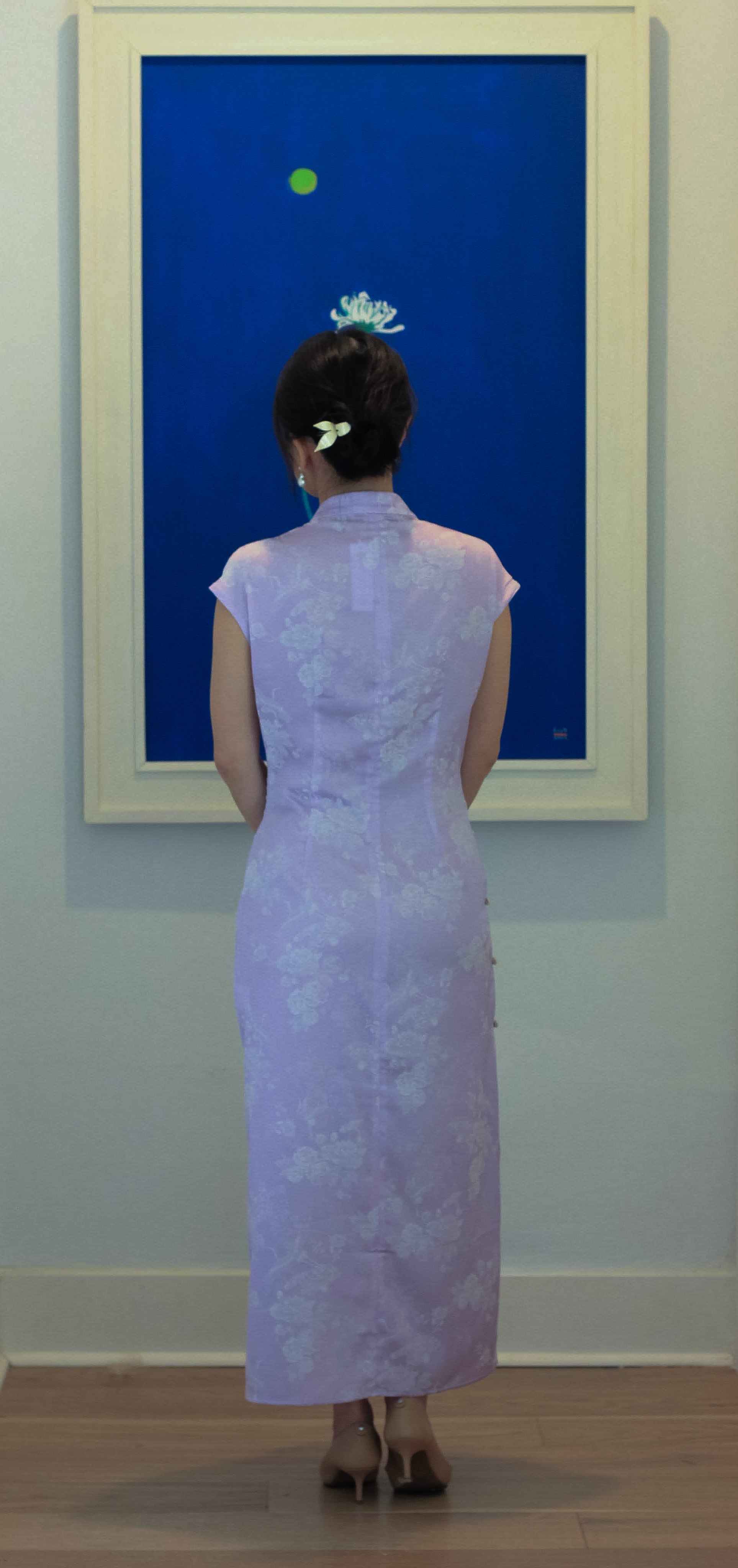 "Hương Trầm" sleeveless cheongsam in lavender jacquard silk, modern Vietnamese design.