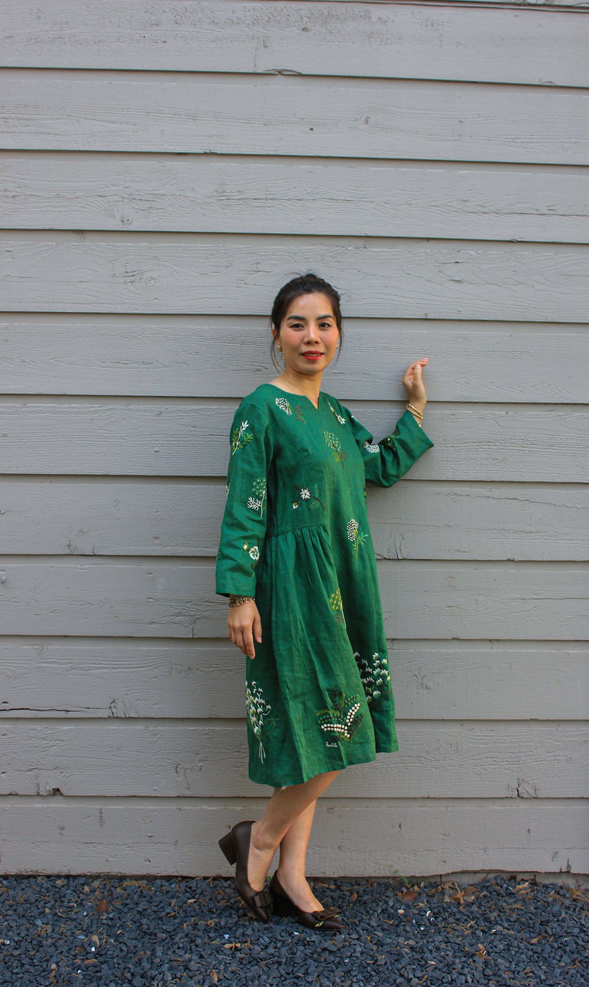 "Vietnamese embroidered linen dress 'Mimosa' in green with floral patterns by Huulala"