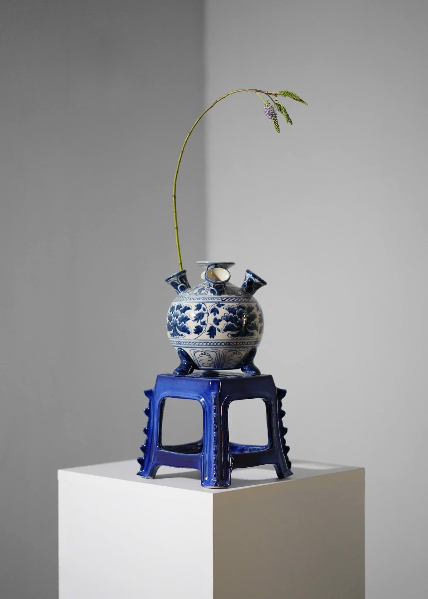 "Bat Trang ceramics 5-bulb Tulipiere Vase in blue and white with traditional floral patterns, showcasing Vietnamese cultural heritage."
