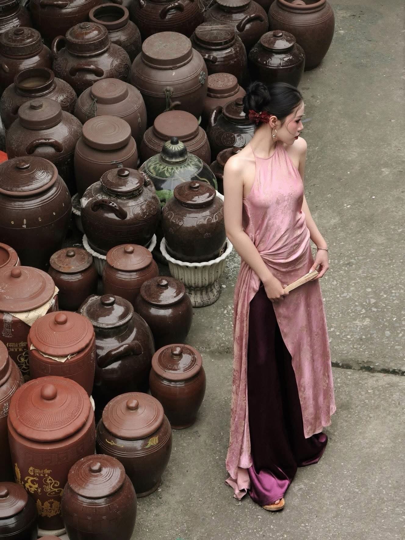 “Hiên Vỹ” Tunic Set – Hangzhou Silk Tunic Set in Dusklight Orchid - side profile in pink by Lalin