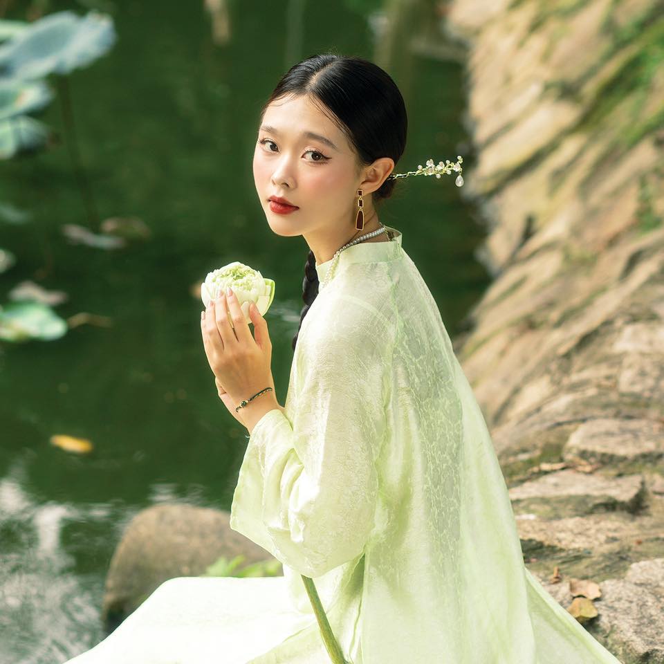 Vietnamese Ao Dai - Cuc Hoa Ao Dai set - Wormsilk in Light Green [Traditional Cut] - side profile in light green by Moc